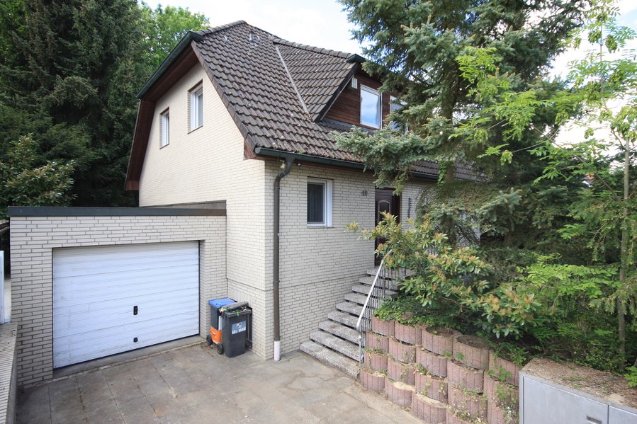 Vollunterkellertes Einfamilienhaus mit Garage direkt am Wäldchen mit herrlichem Blick ins Grüne