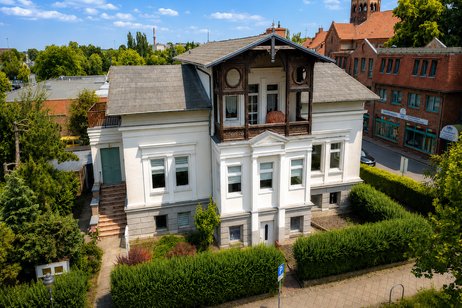 Wohnen im hochherrschaftlichen Altbau! 3-Zimmer-Wohnung mit Gärtchen in Nauener Citylage