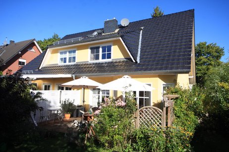 Wohnen, wo andere Urlaub machen – Caputh! Sehr gepflegte Doppelhaushälfte mit sonnigem Südgarten