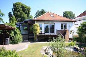 Zur Sanierung: Charmantes Einfamilienhaus mit Wintergarten von 1928 auf sonnigem Südgrundstück