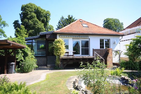 Zur Sanierung: Charmantes Einfamilienhaus mit Wintergarten von 1928 auf sonnigem Südgrundstück
