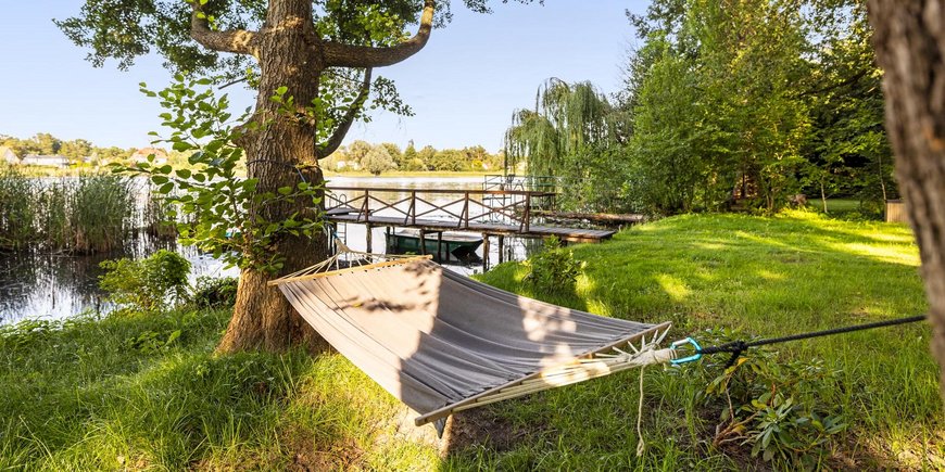 Ferienhaus am See mit Hängematte zum Relaxen
