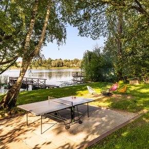 Tischtennisspielen am Ferienhaus am See